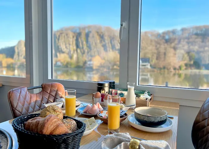 Mes Caprices Mosan Bord De Meuse Bed & Breakfast 4*
